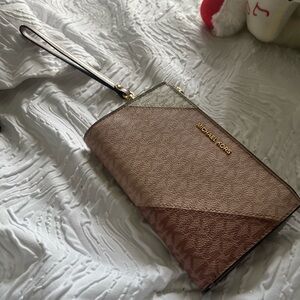 Micheal kors Wristlet wallet/pink